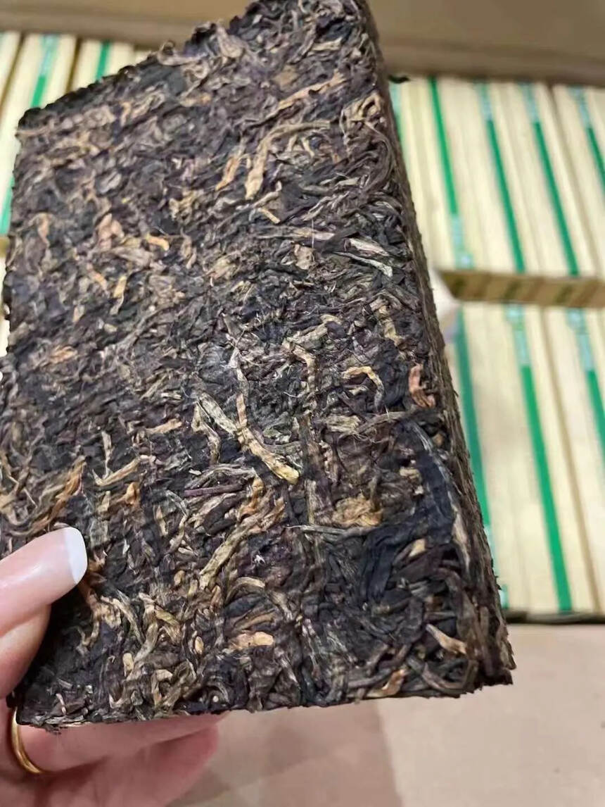 ??

06年黎明茶厂孔雀青砖，茶汤口感饱满，分布均