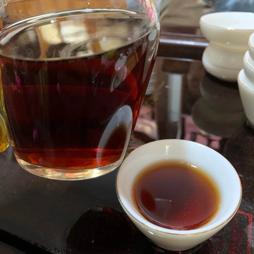 煮一壶陈年老熟茶，柔柔的暖暖的！98年中茶紫天饼熟茶