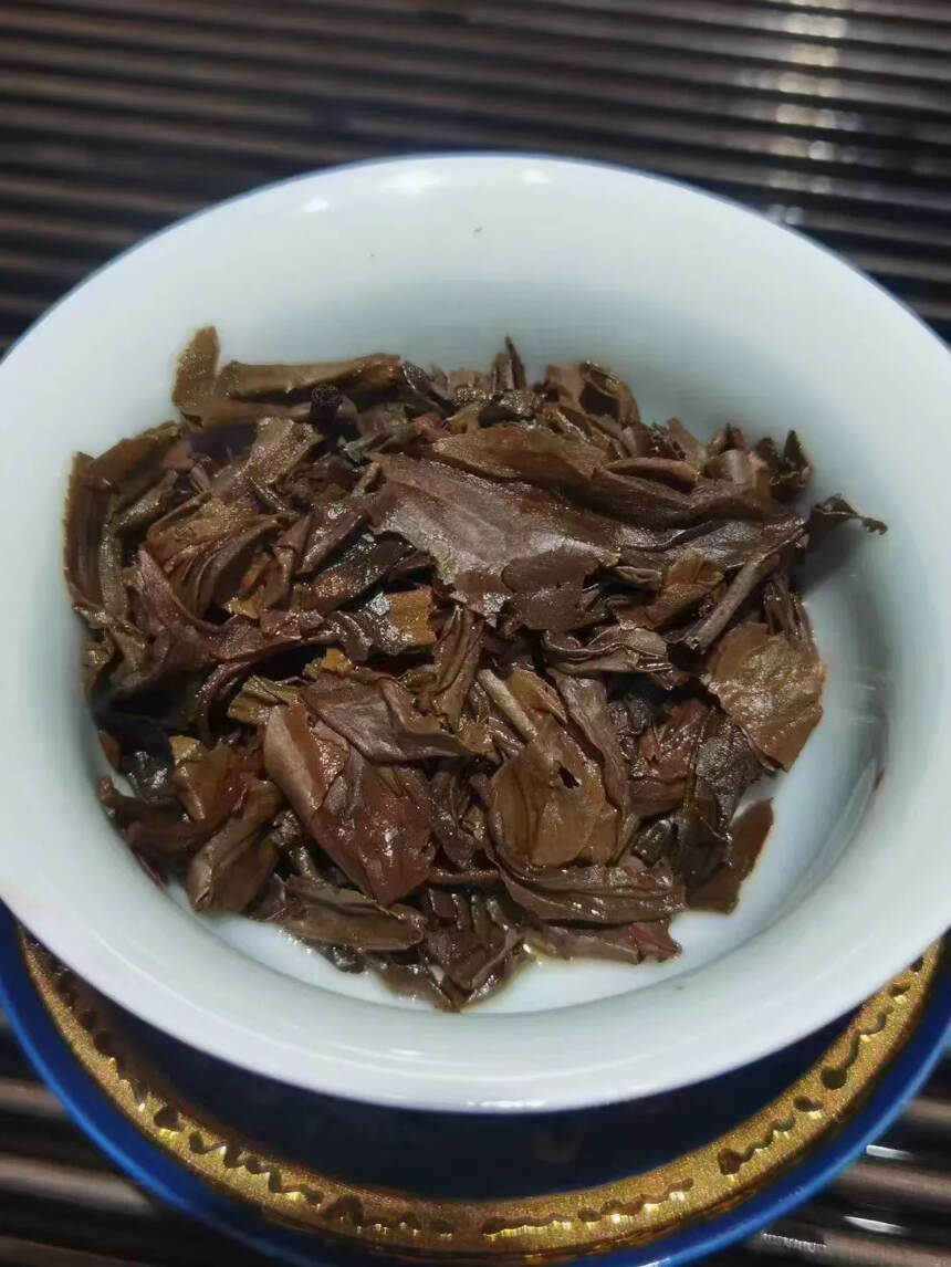 2005年勐海老班章生饼春茶一囗料，汤色红黄明亮，似