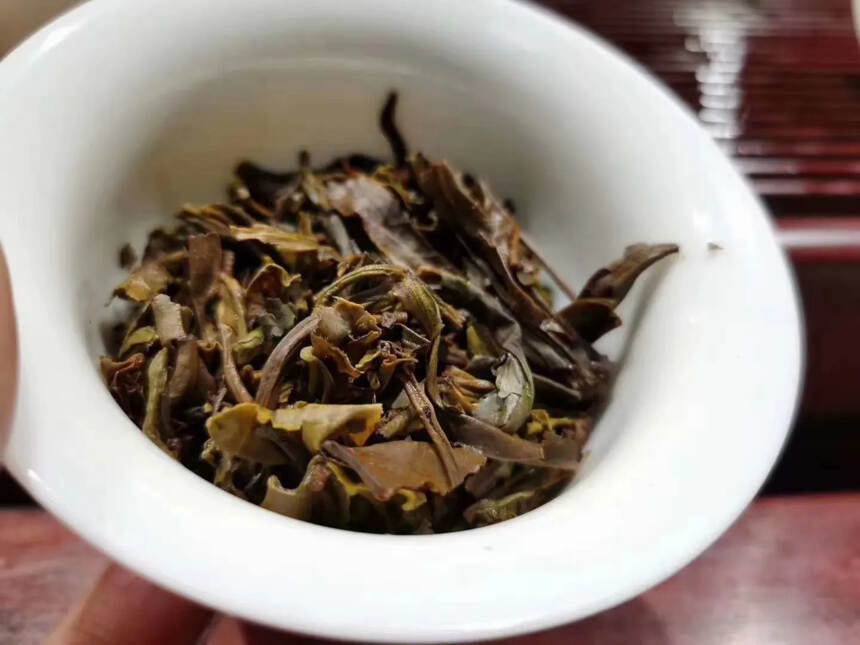 09年丹珠古树
春海茶厂
布朗山茶料压制，汤色微红透