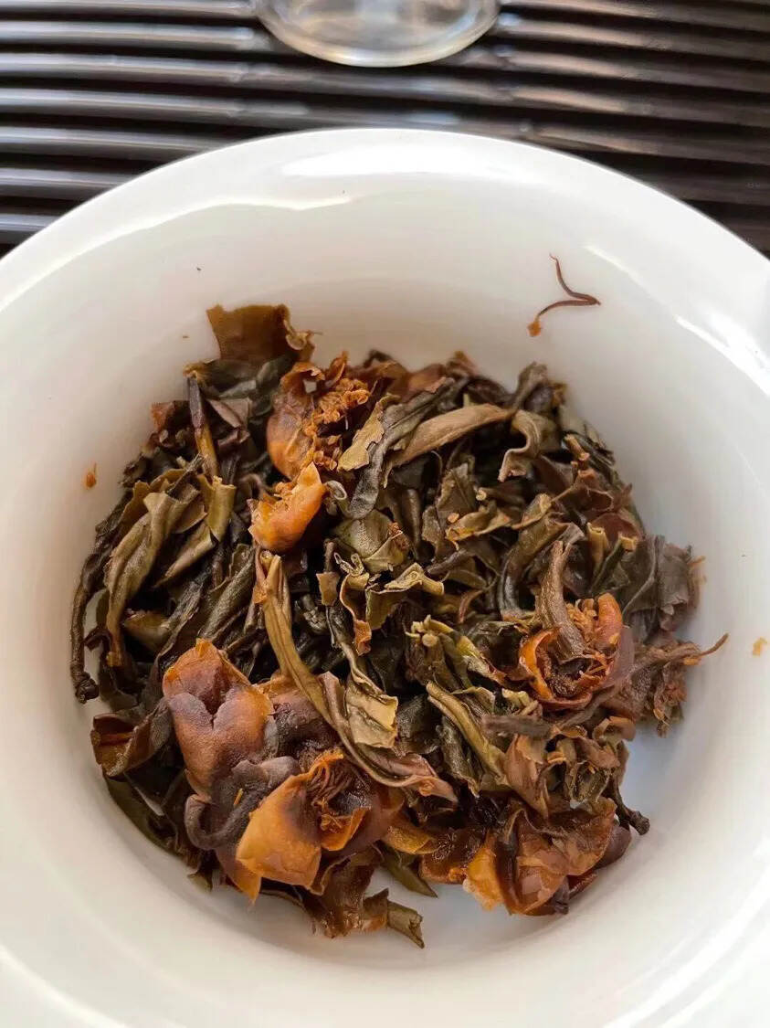 2013年布朗山茶花饼，生茶的回甘加上茶花的香甜，回