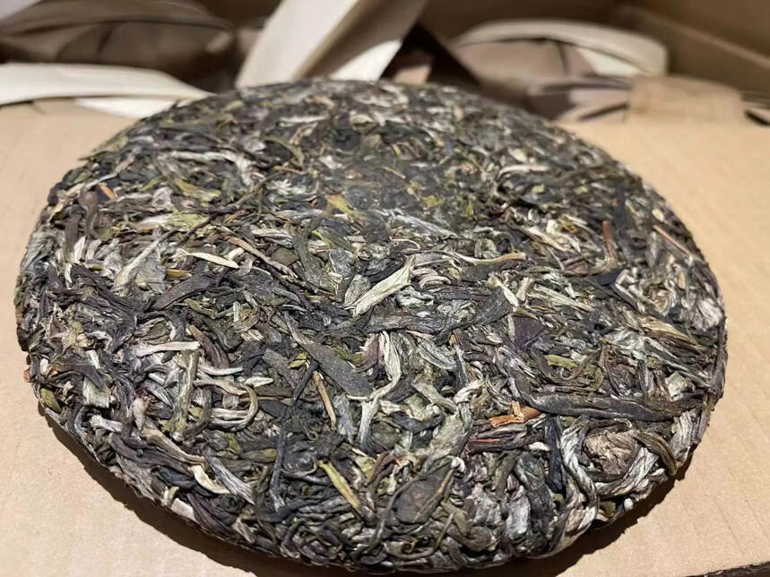 老曼峨生茶，在整个冲泡过程中茶香四溢，清香高扬，花香