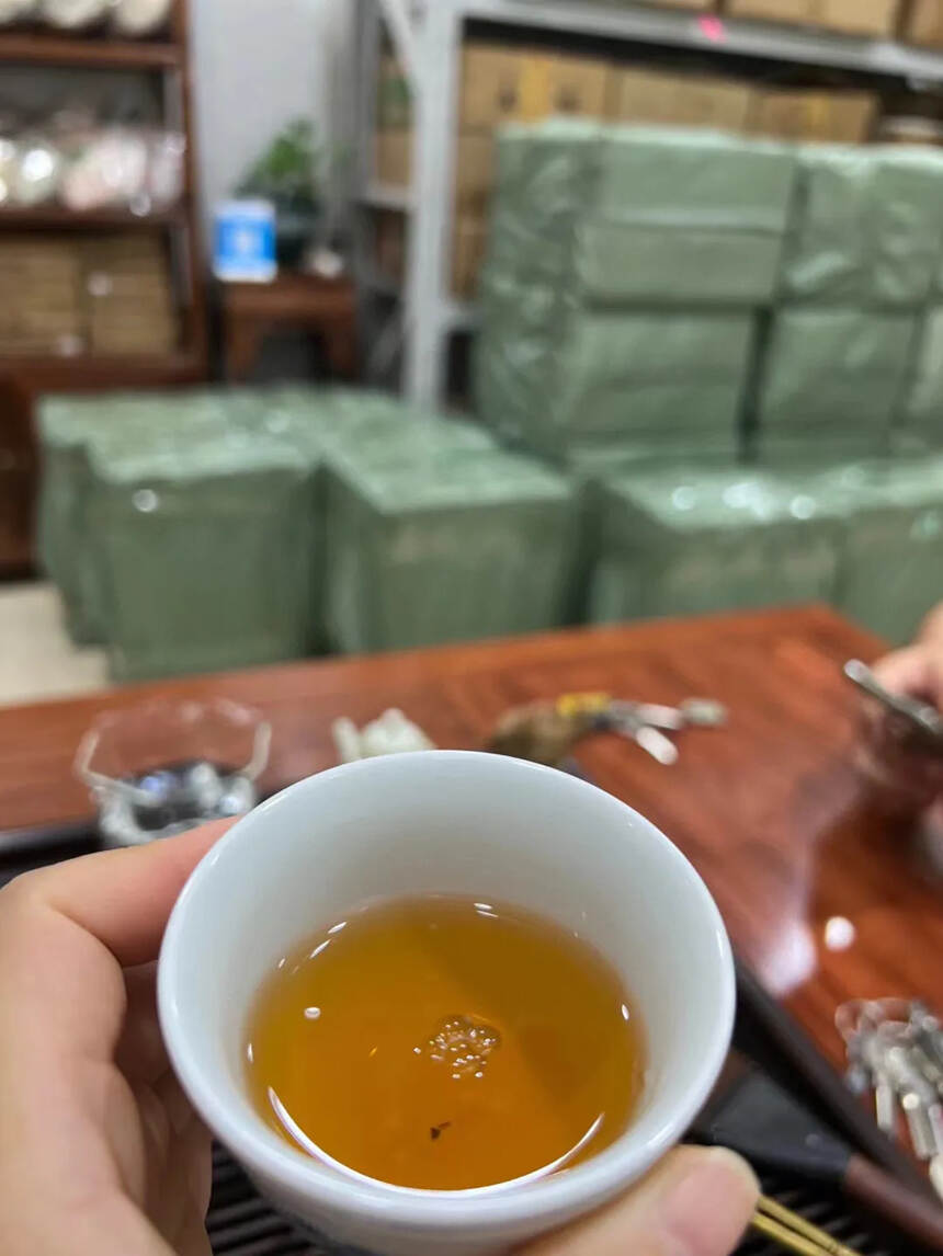 百年老树大叶种！
2011年临沧银毫茶厂出品，银毫金