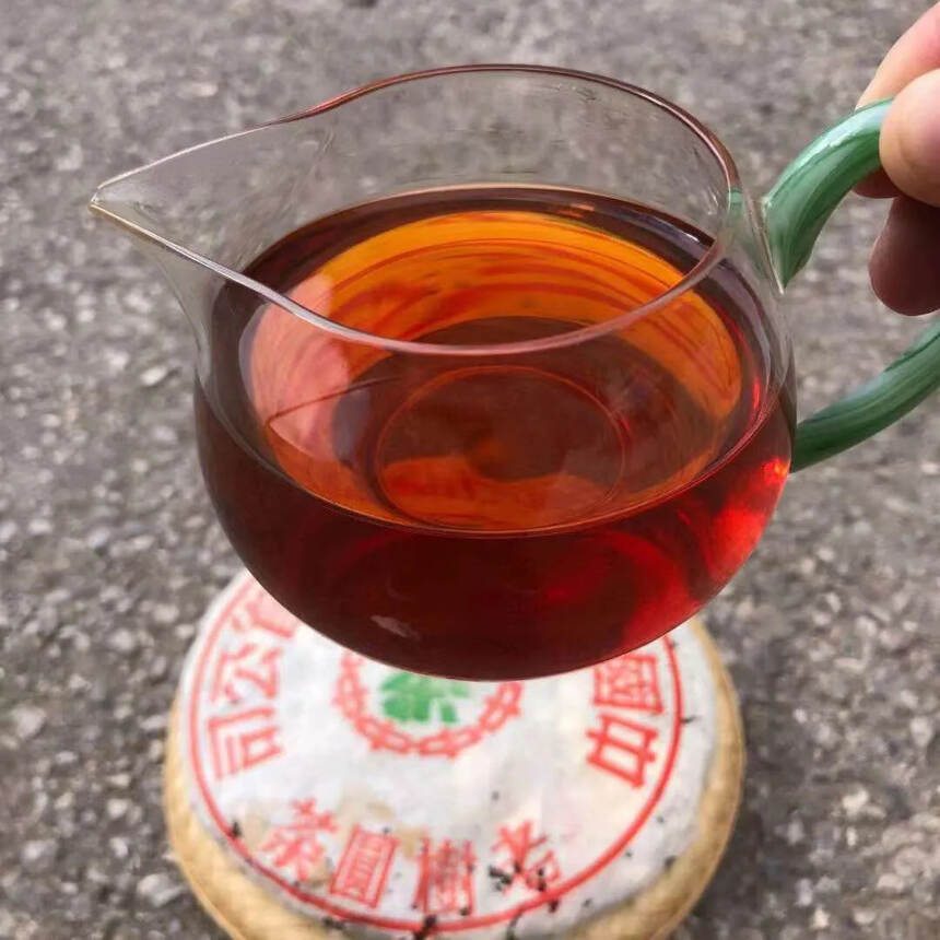 ??

99年第一批红丝带老树圆茶，老生干仓茶，烟香