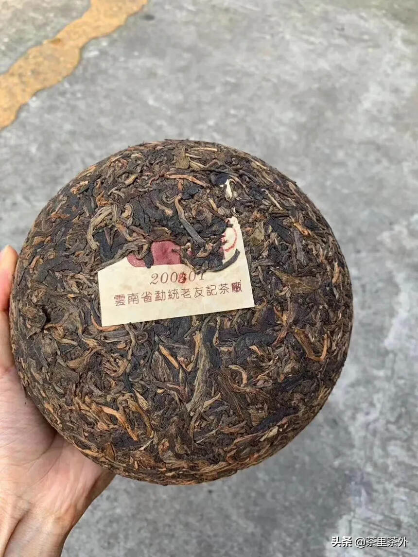 2004年老友记茶厂 原生老树沱茶，1500克/个，