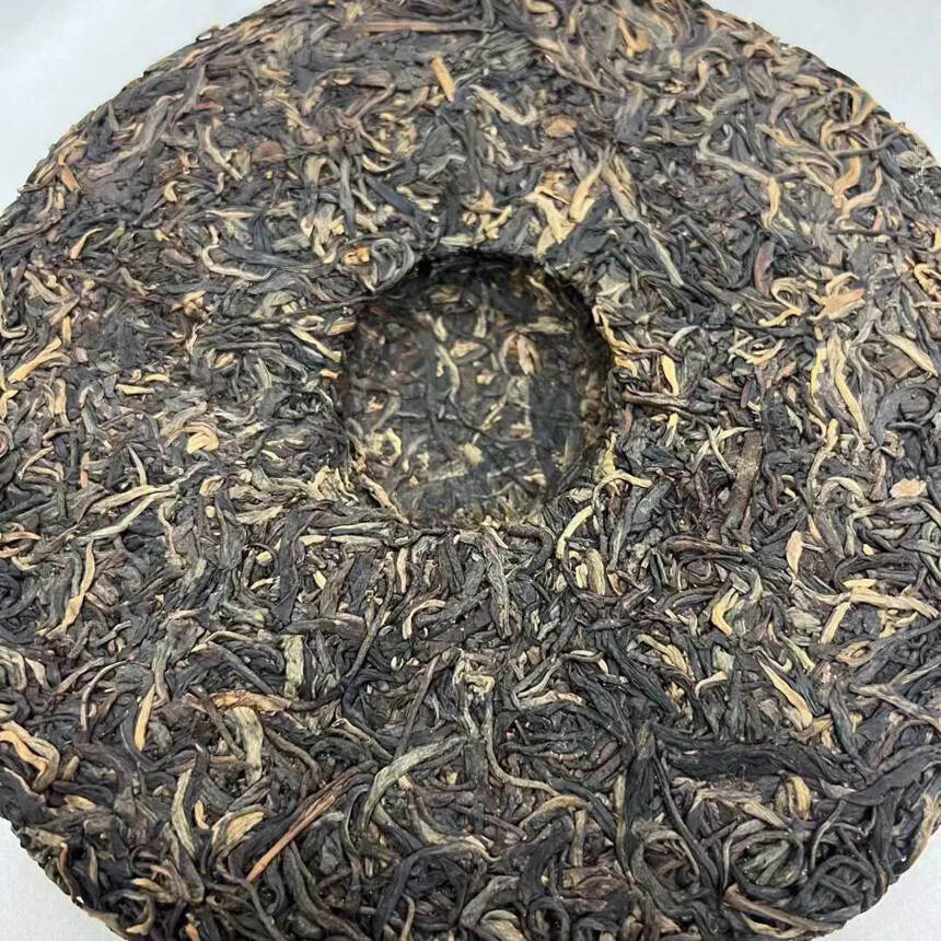 巴达山古树茶的特点
条索粗壮肥沃，条形完整，茶味霸气