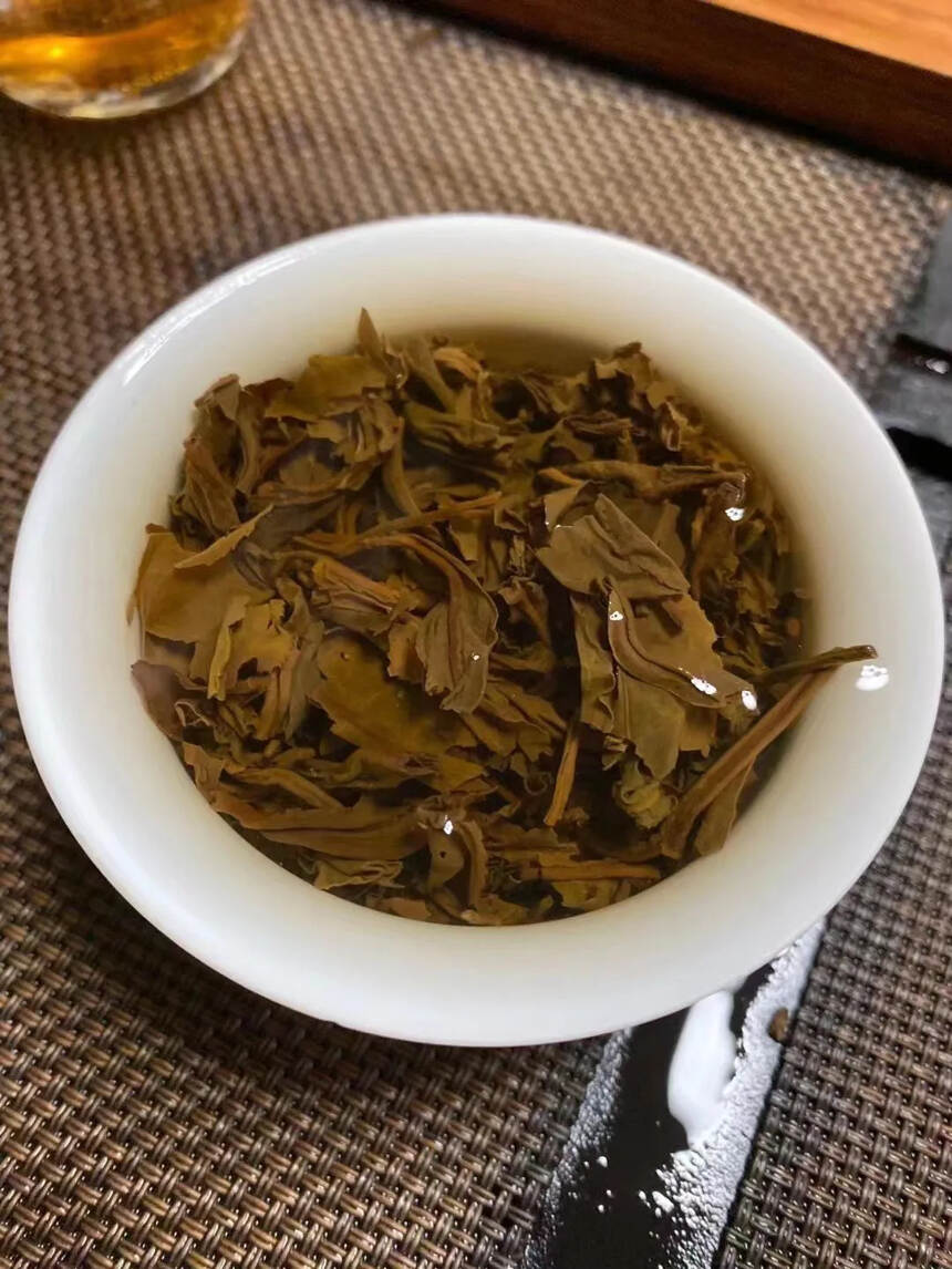 特别推荐一款口粮茶，2008年凤庆茶厂三叶青生饼，口