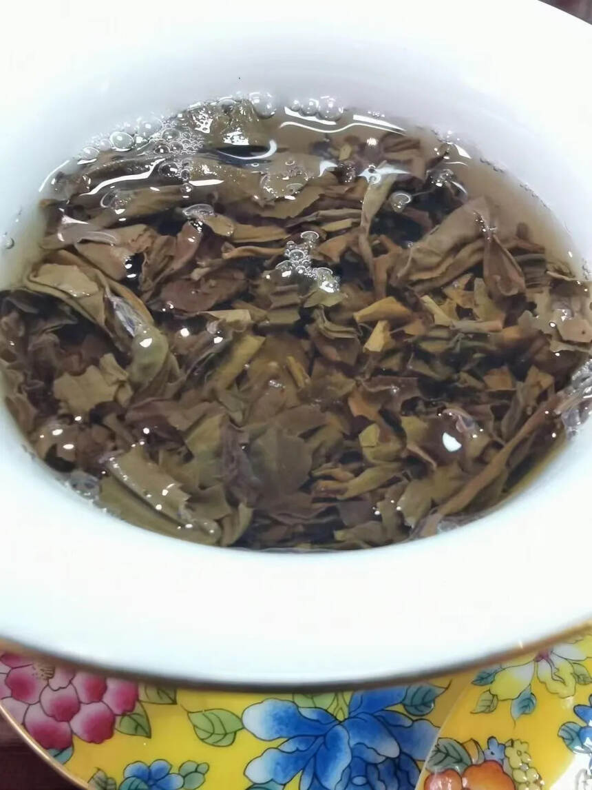 兴海茶厂红印青饼，2006年

此茶精选布朗山乔木春