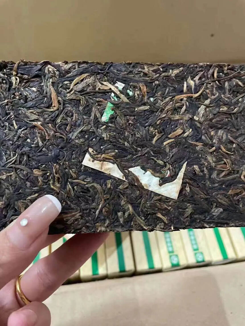 ??

06年黎明茶厂孔雀青砖，此茶外形条索肥壮匀整