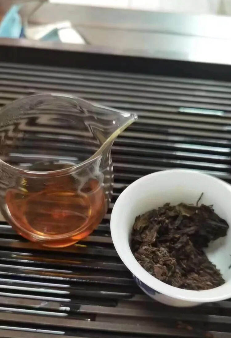 ??

98年中茶大蓝印生茶，汤红味重，布朗山纯料铁