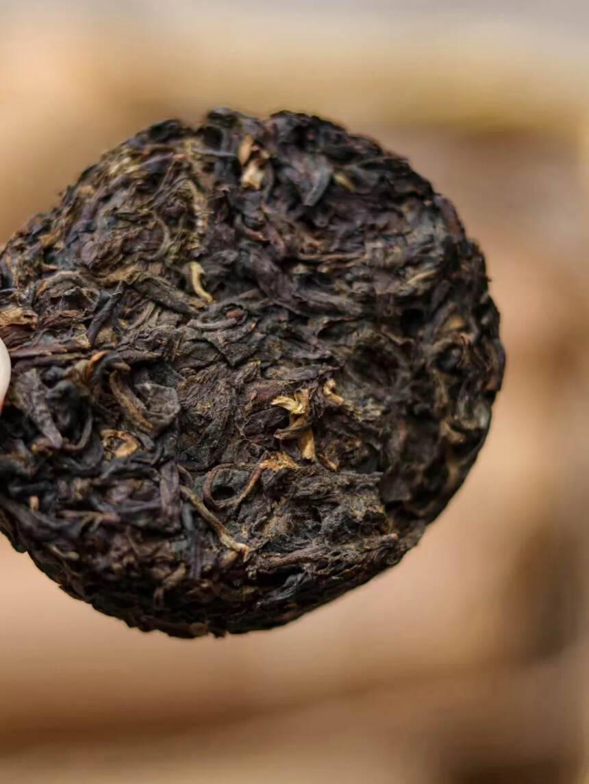 2006年樟木香竹筒茶
?精选布朗山大树茶为原料，韵