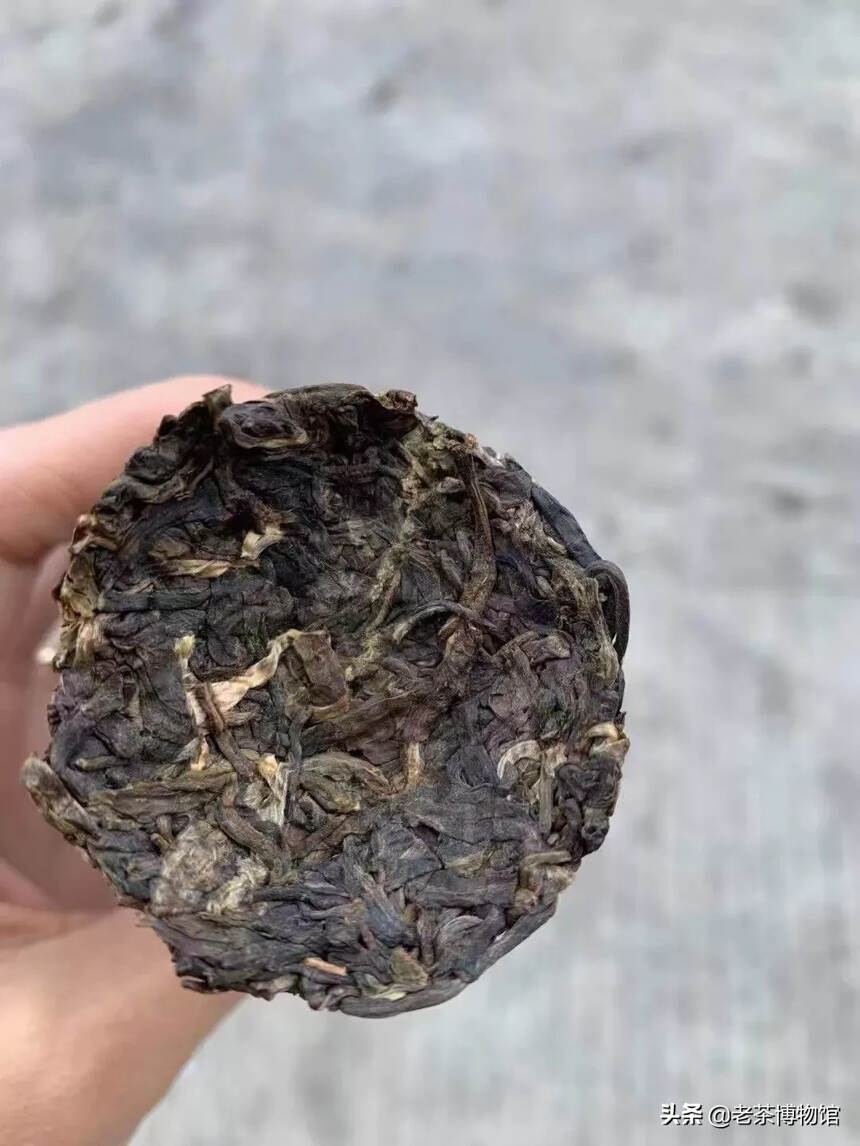 2019年 七大印记 茶叶是以原始竹筒茶为型，茶叶呈