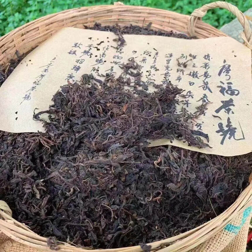 88年香港廖福散茶易武料。
廖福茶號麻袋此茶茶菁細長