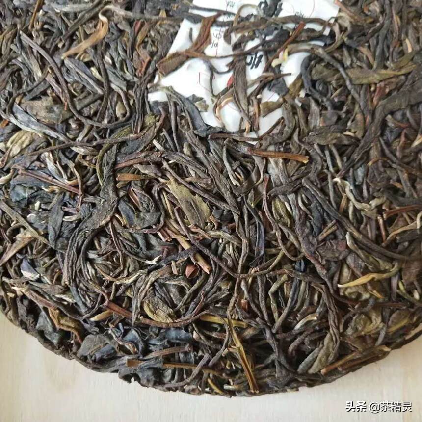 三爬老班章生普
标准的大叶种茶，因此条索粗壮，芽头肥