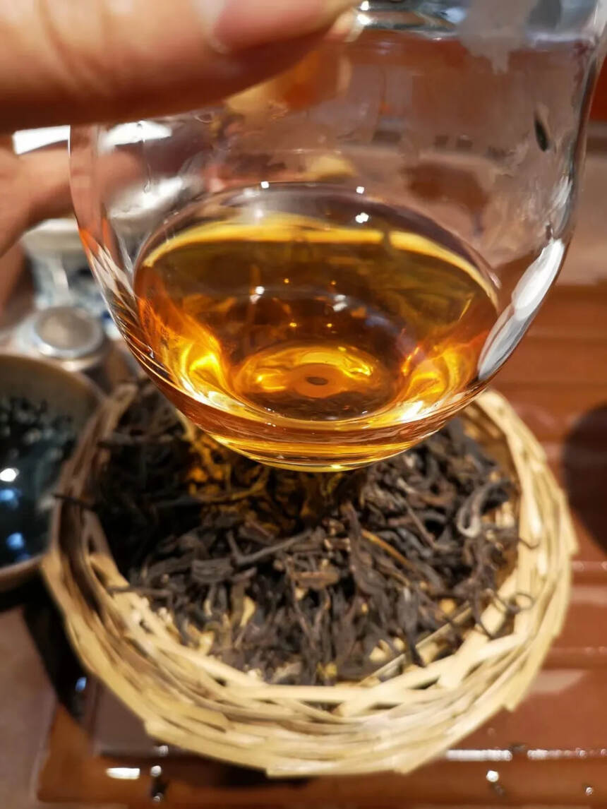 一九九八年藤条古树茶
采用百年野生古树茶精制而成
条