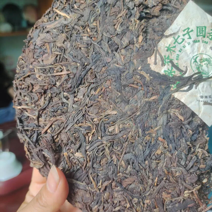 00年野生茶，昆明纯干仓存放，没有杂味，条索清晰，茶
