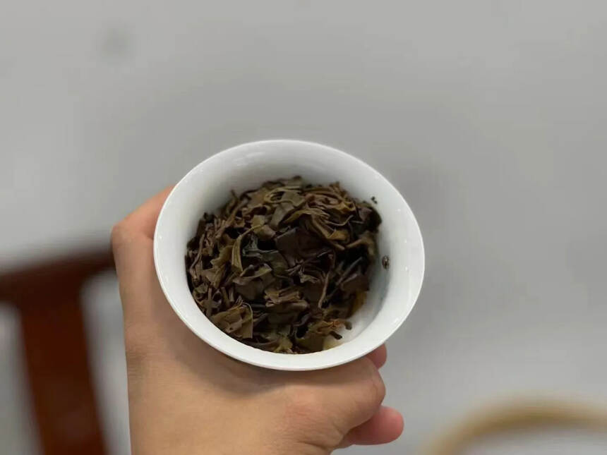 澜沧古茶2005邦崴茶王
17年老茶 岁月的痕迹非常