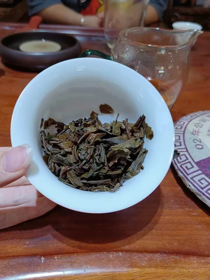 2002年限量版的官寨古树茶
?早期的纪念版老生茶，