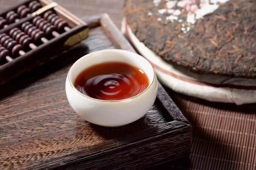 【02年百年古树熟茶】
传统工艺，秉承古法，昆明干仓