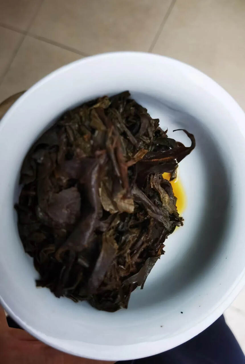 2015年勐海沱茶厂250克蘑菇沱，干仓，汤水已变红