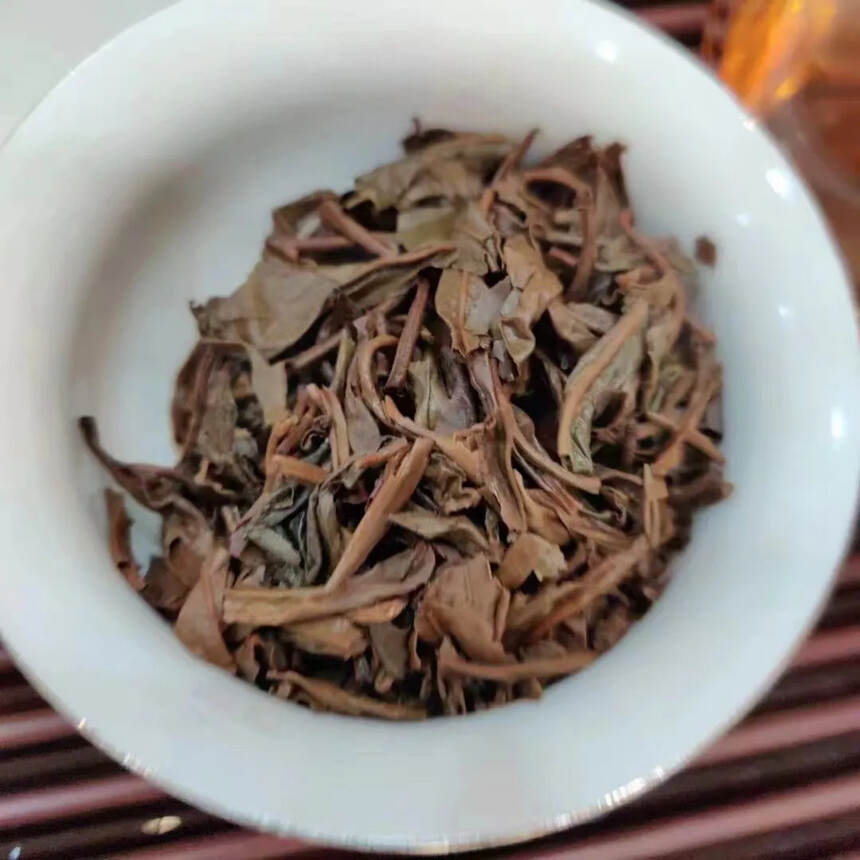 #普洱茶# 橙印大曼吕古树傣文青饼，茶汤厚实、质朴，