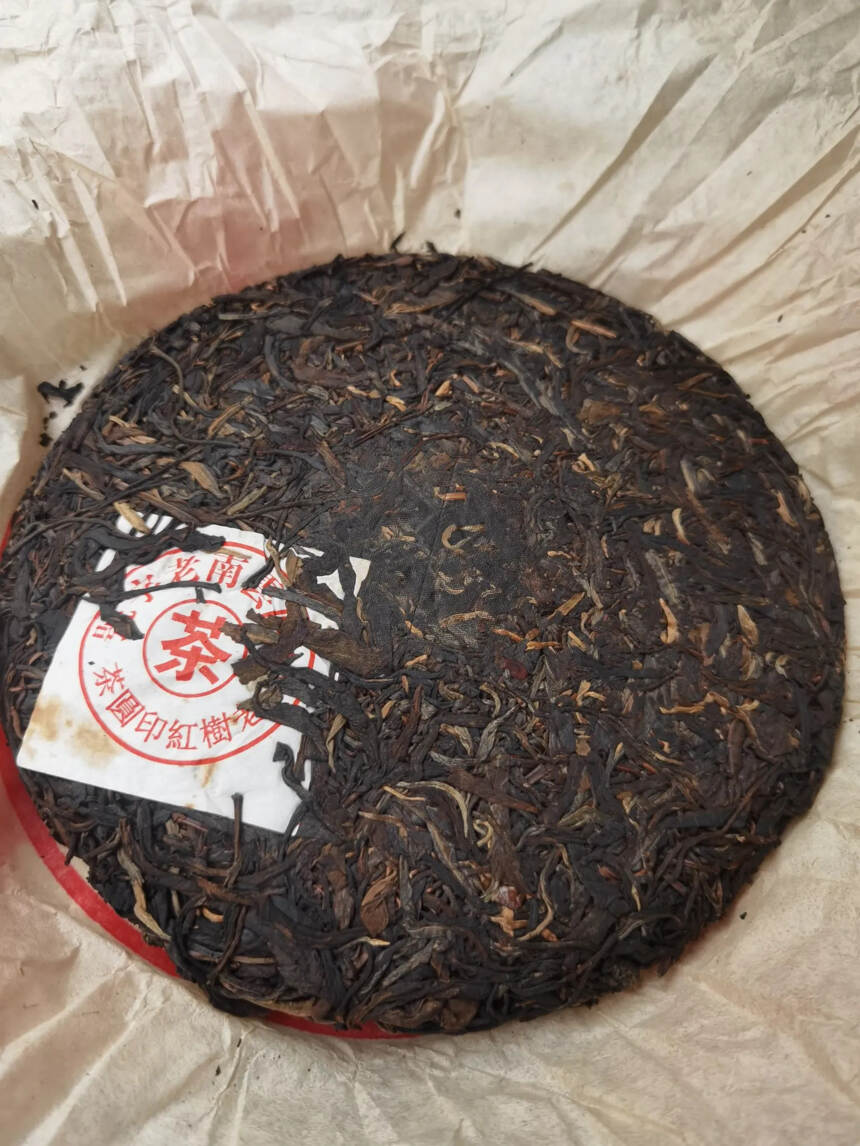 ，条形粗壮肥厚，饼型周正大气，金芽密布，打开竹笋茶香