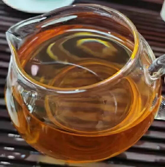 玩家茶：《易武顺时兴》
规格：250克/砖，108砖