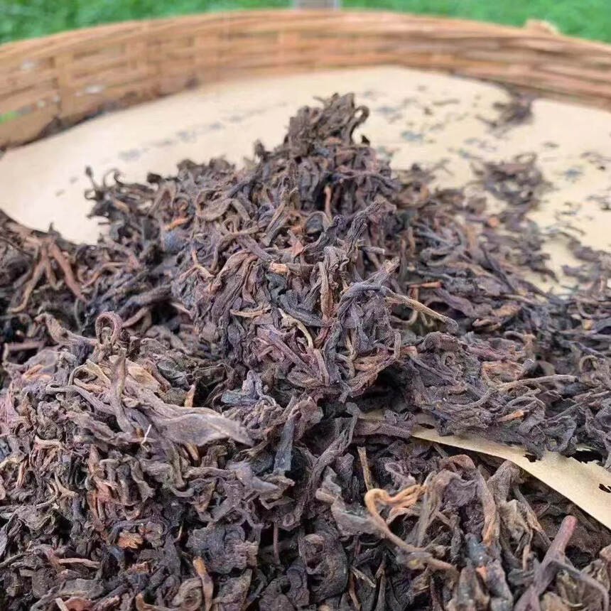 88年香港廖福散茶易武料。
廖福茶號麻袋此茶茶菁細長