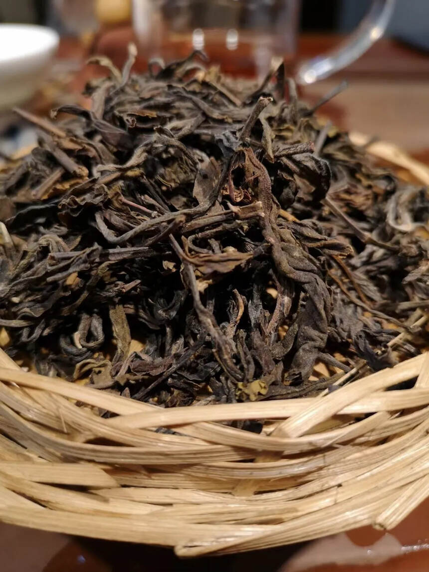 一九九八年藤条古树茶
采用百年野生古树茶精制而成
条