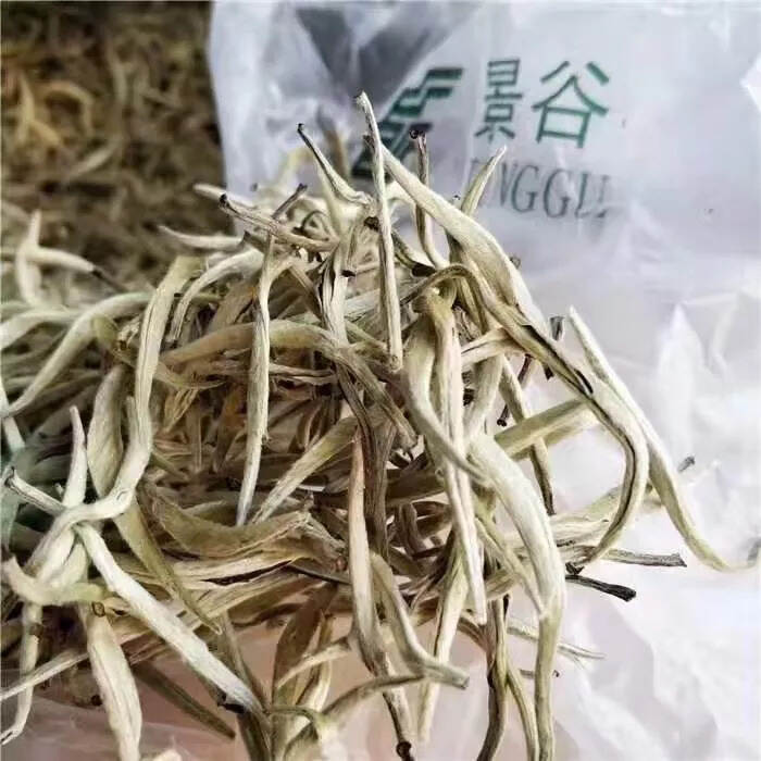 2021秧塔古树白 ，芽叶茸毛较多，成茶肥硕重实；白