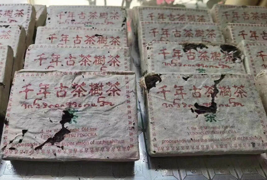 80年代大叶砖熟普，略带虫屎。茶质汤水已完全转化。茶