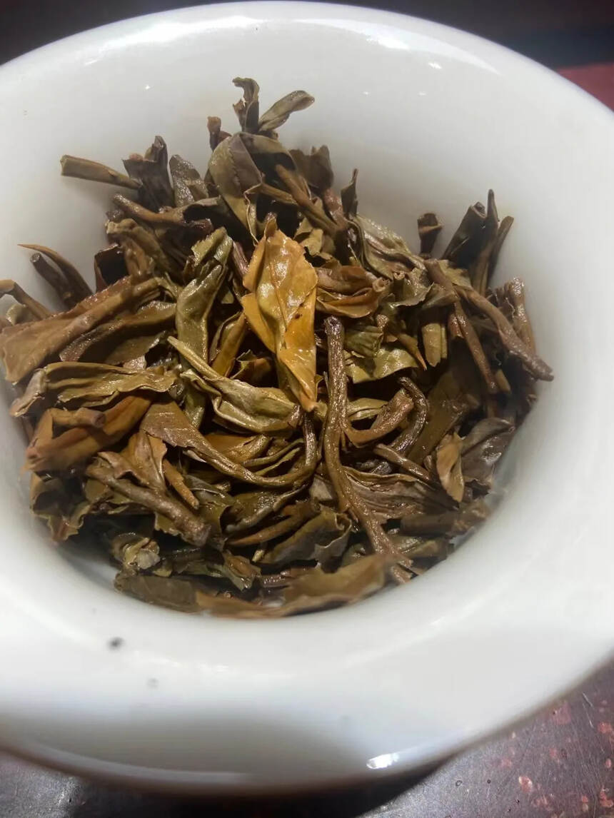 2013年勐库茶魂500克
它优选勐库茶区著名茶山的