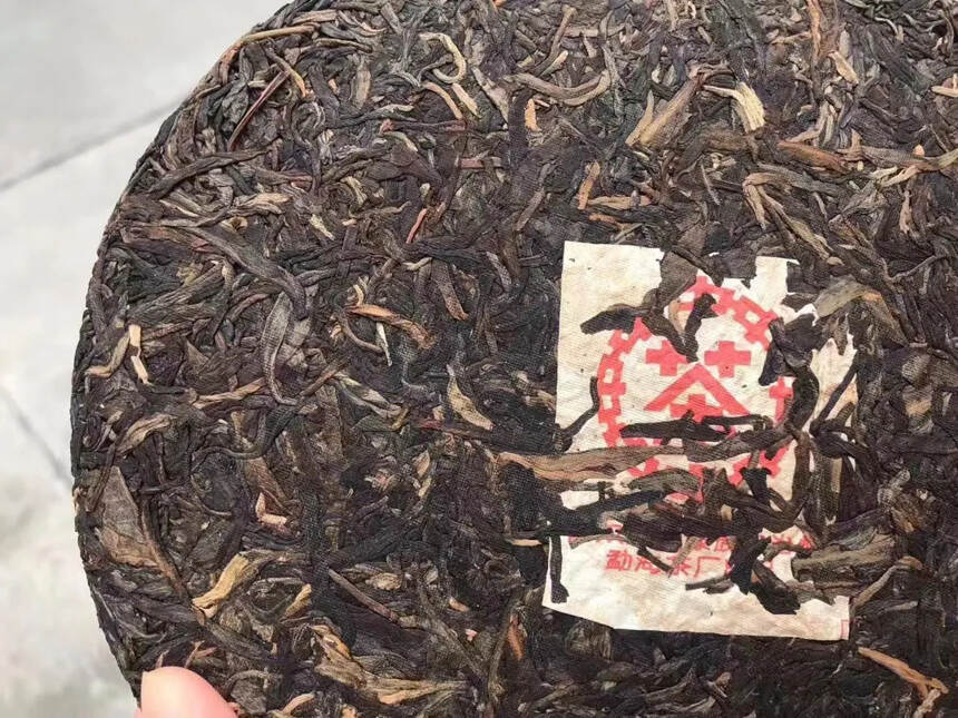 2003年小红印生饼，勐海厂内飞 #普洱茶# #茶生