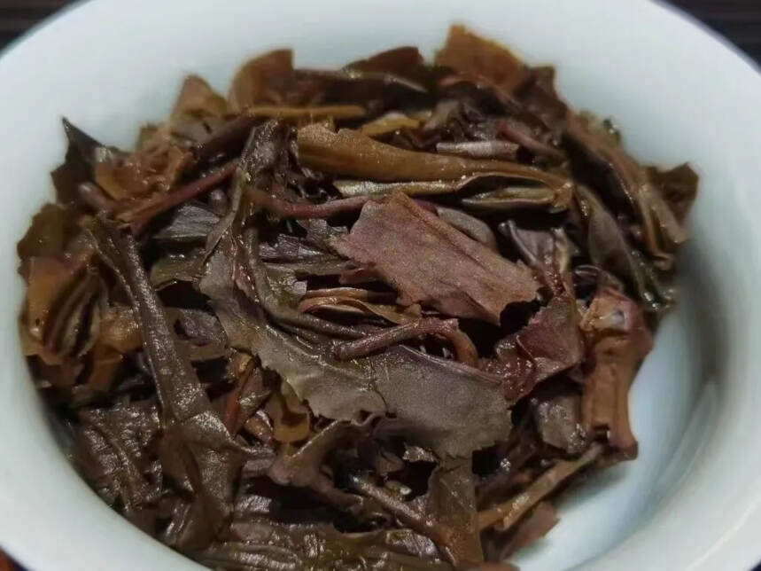 出货2000年香竹箐古树茶！
产品规格：357克/片