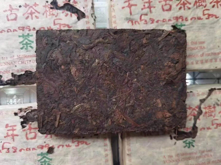 80年代大叶砖熟普，略带虫屎。茶质汤水已完全转化。茶