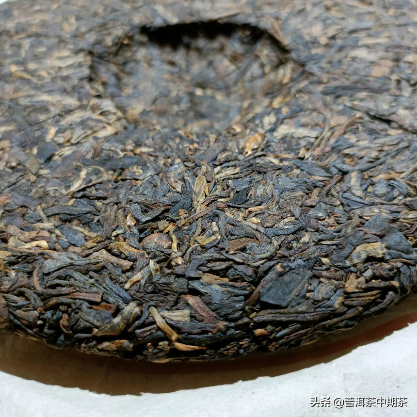 2001年普洱班章茶王饼357克，42片/件，汤色琥