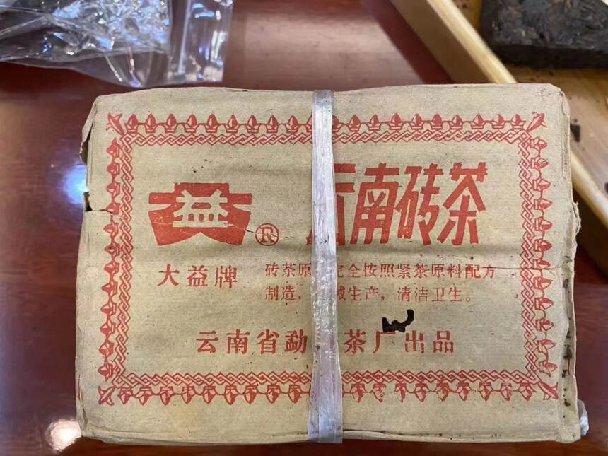 大益2001年的碎料青砖。茶汤已明显转红，入口有明显