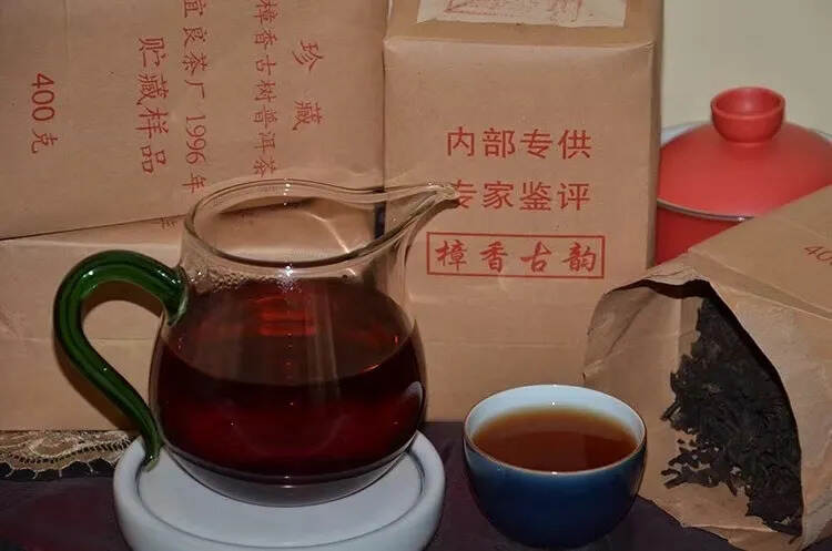 九六年樟香古韵熟茶，一个樟香野性的熟茶。历经20多年