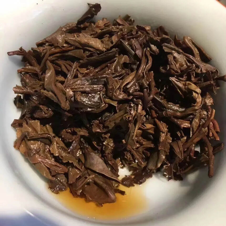 04年绿印红丝带，每一筒茶都有一本说明书，非常有特色