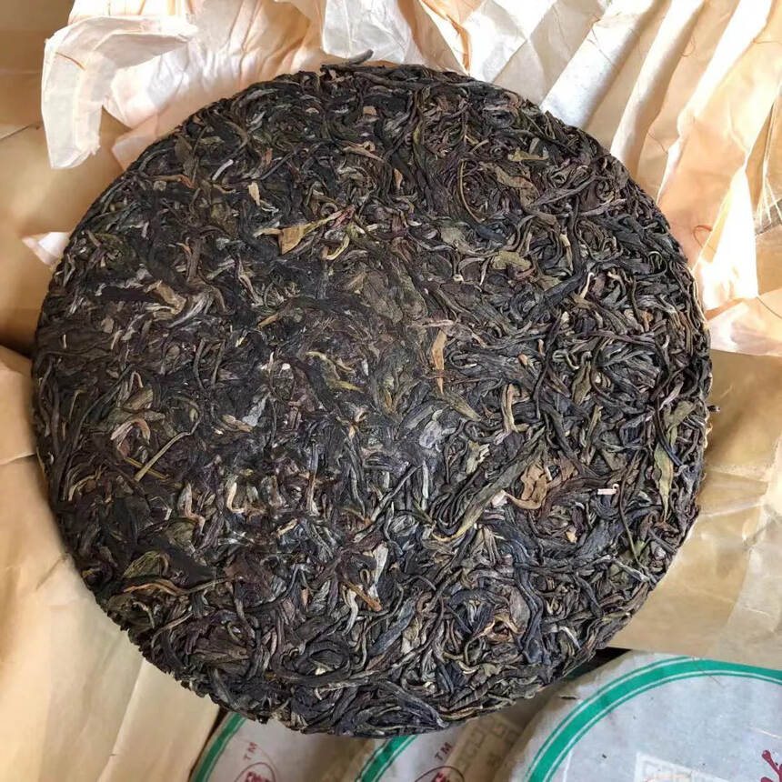 06年易武贡饼生茶，中期老茶，昆明纯干仓。口感柔和汤