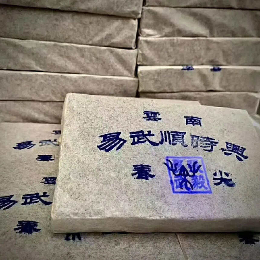 玩家茶：《易武顺时兴》
规格：250克/砖，108砖