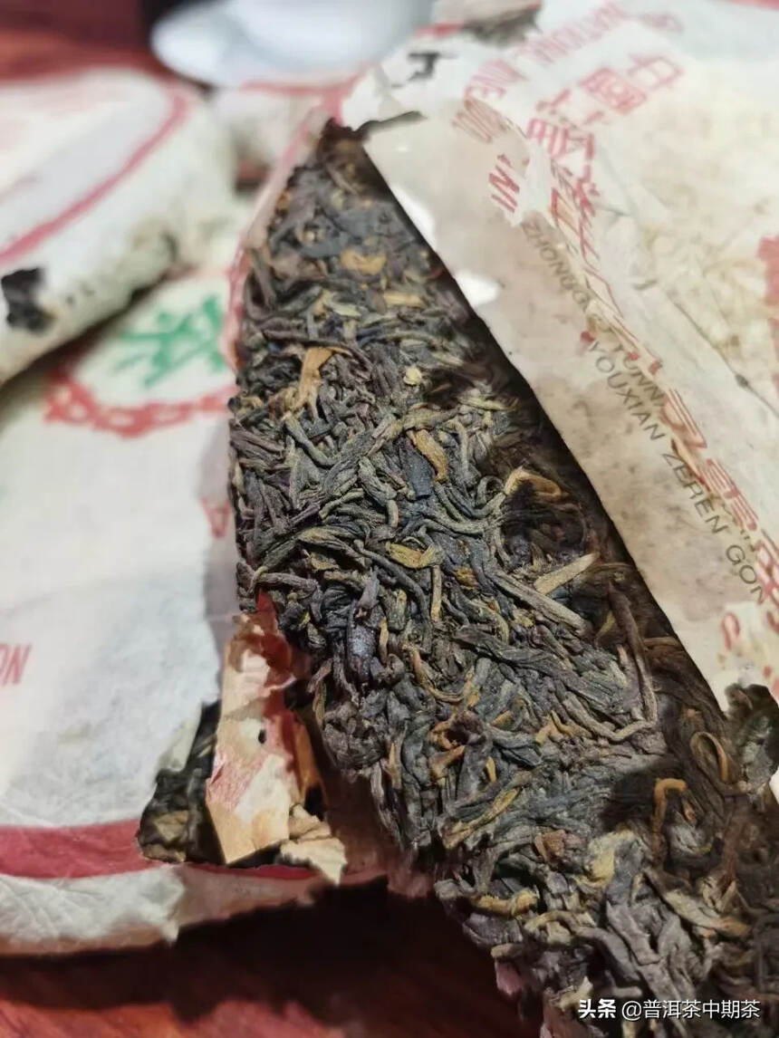 02年中茶7532青饼
昆明纯干仓老生茶
汤色微红金