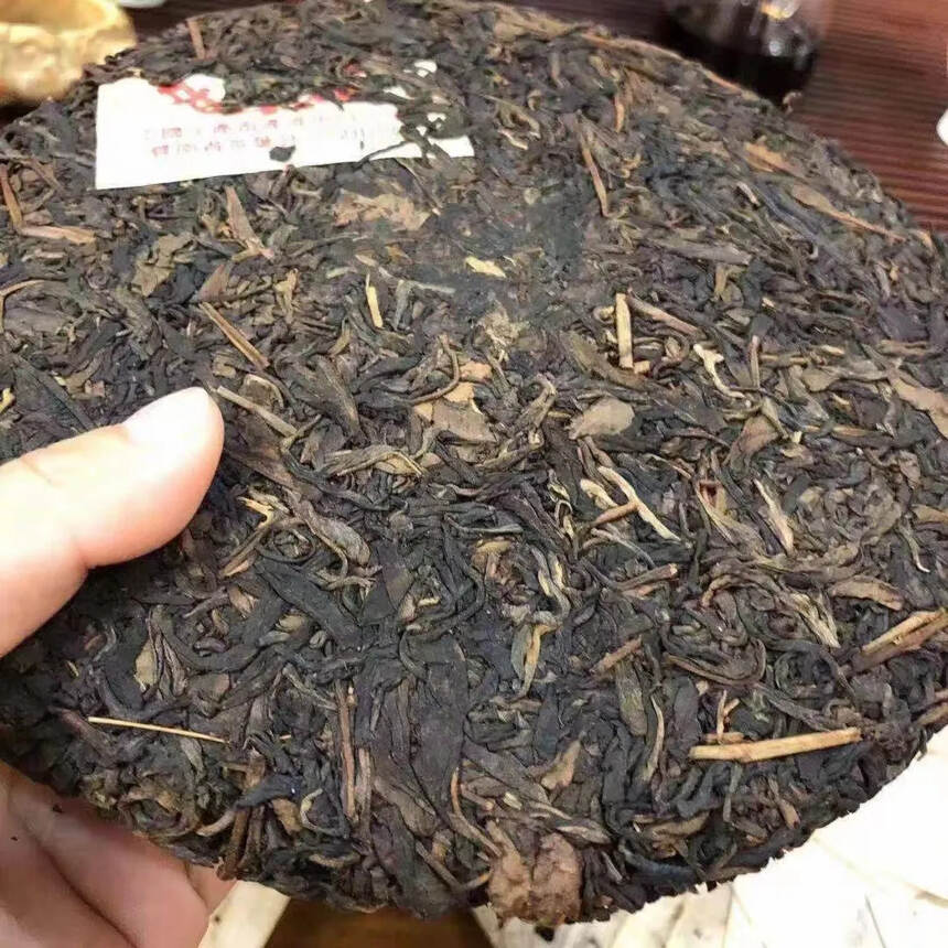 1998年中茶绿印青饼，薄棉纸，茶低有活性，回甘好。