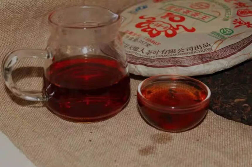 2006年勐海老树园茶
倒生根牌宫廷茶王茶，非常不错