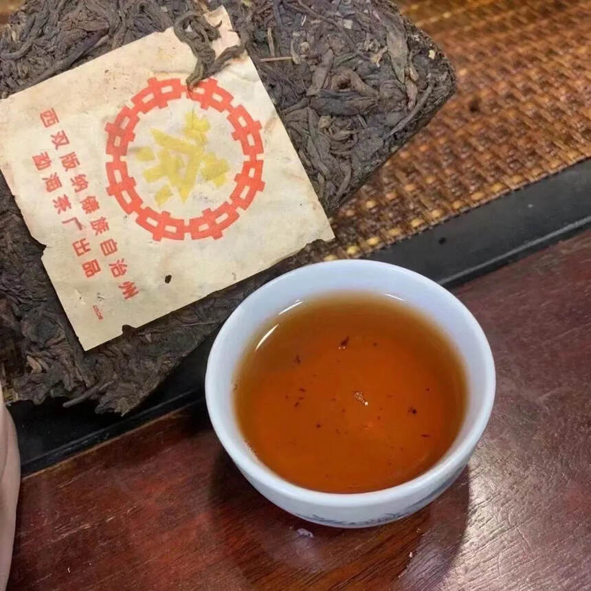 大益2001年的碎料青砖。茶汤已明显转红，入口有明显