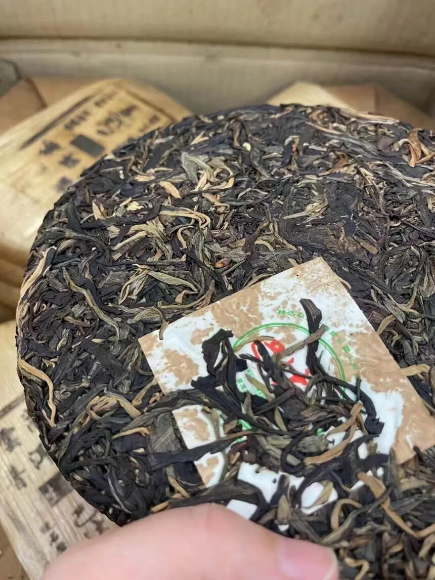 巴达古茶，2014年生茶，规格：28片/件。巴达茶典