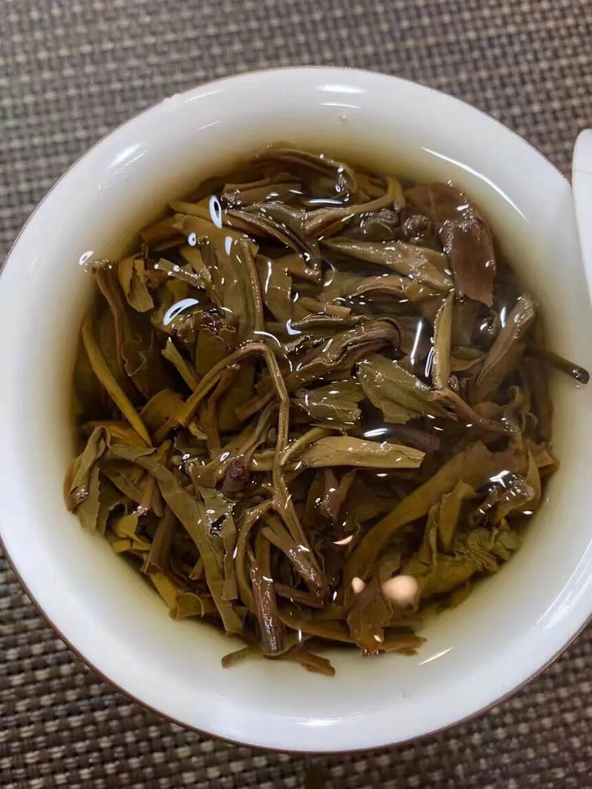 纯正易武古树茶 2010年象明茶厂易武古树贡茶，#普