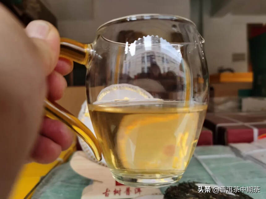 2020年头春茶岩韵
选用白莺山大树茶纯料压制 
汤