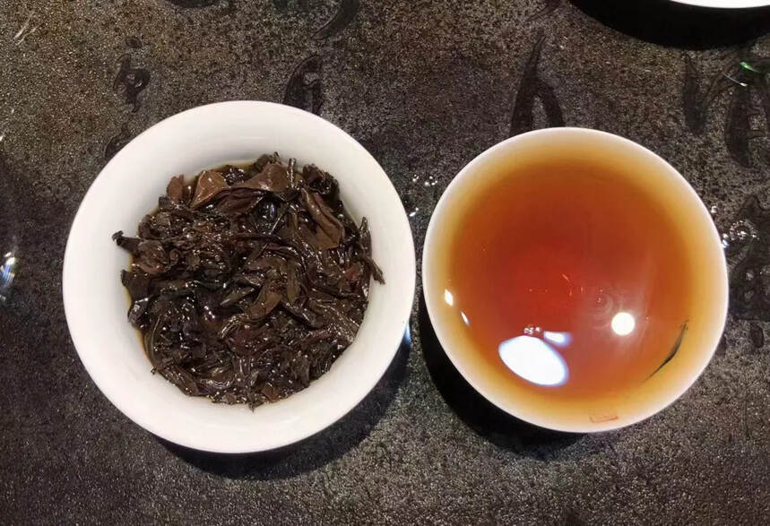 60年代老易武生茶饼，汤厚水甜，耐泡度高！不可多得的