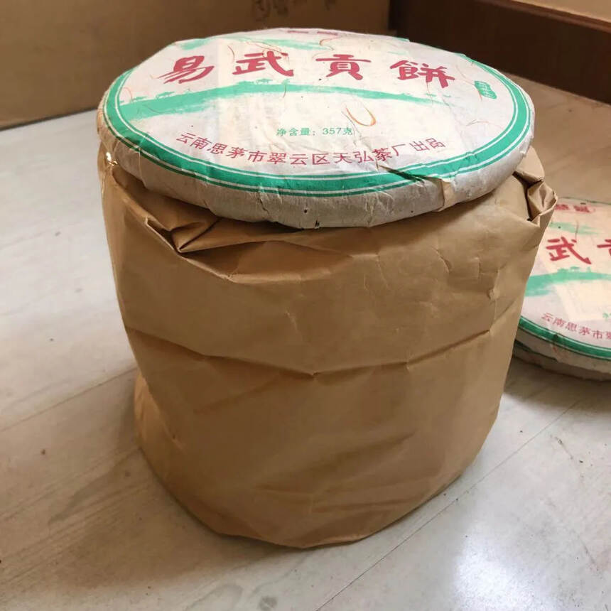 06年易武贡饼生茶，中期老茶，昆明纯干仓。口感柔和汤